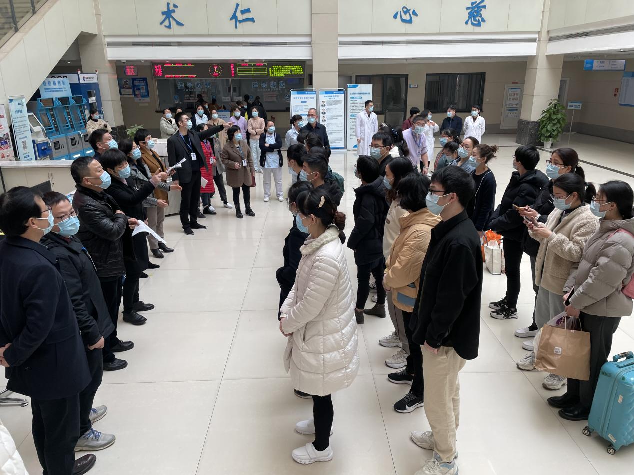 白衣铠甲 逆行出征佑安康3.jpg