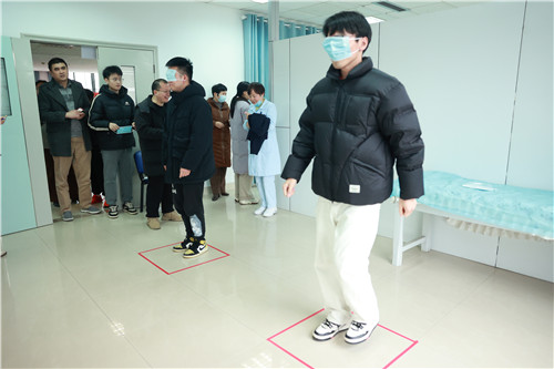 蒙眼踏步 (1).jpg 蒙眼踏步 (1).jpg